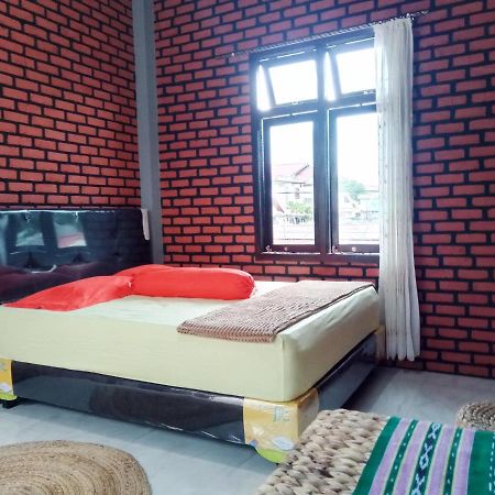 Kurnia Homestay Тернате Екстер'єр фото
