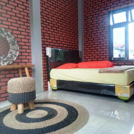 Kurnia Homestay Тернате Екстер'єр фото