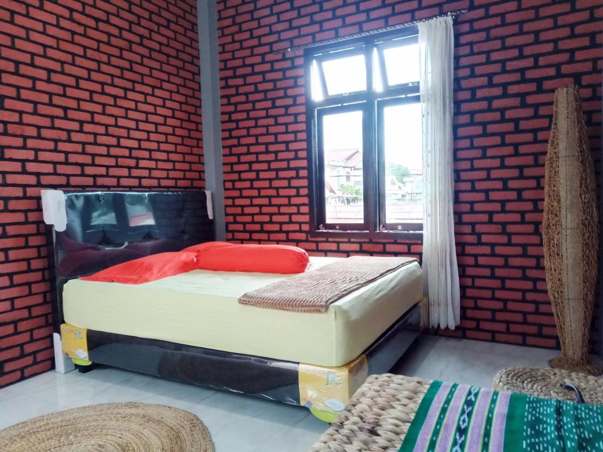Kurnia Homestay Тернате Екстер'єр фото