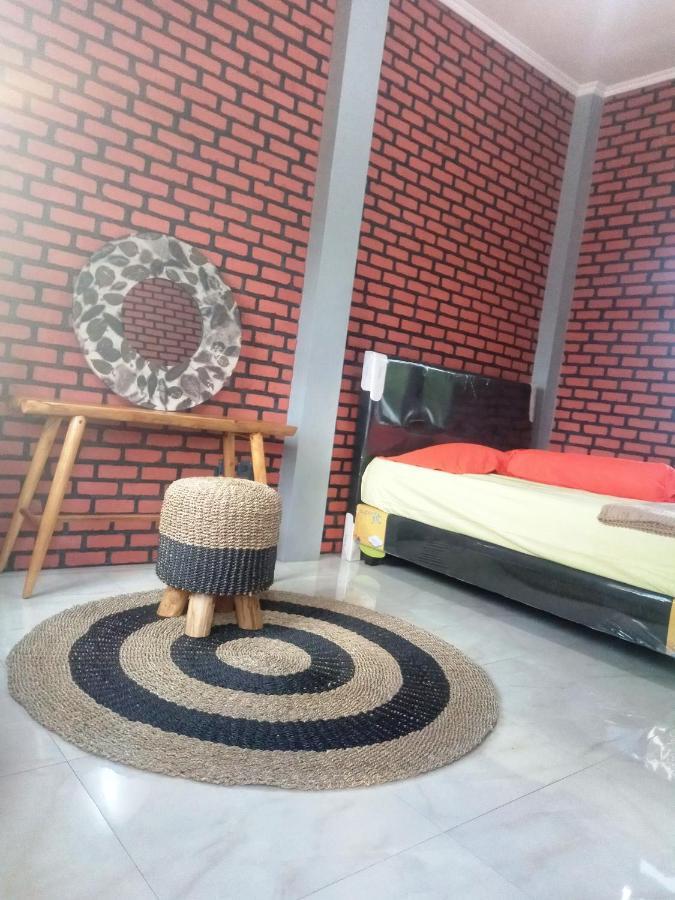 Kurnia Homestay Тернате Екстер'єр фото