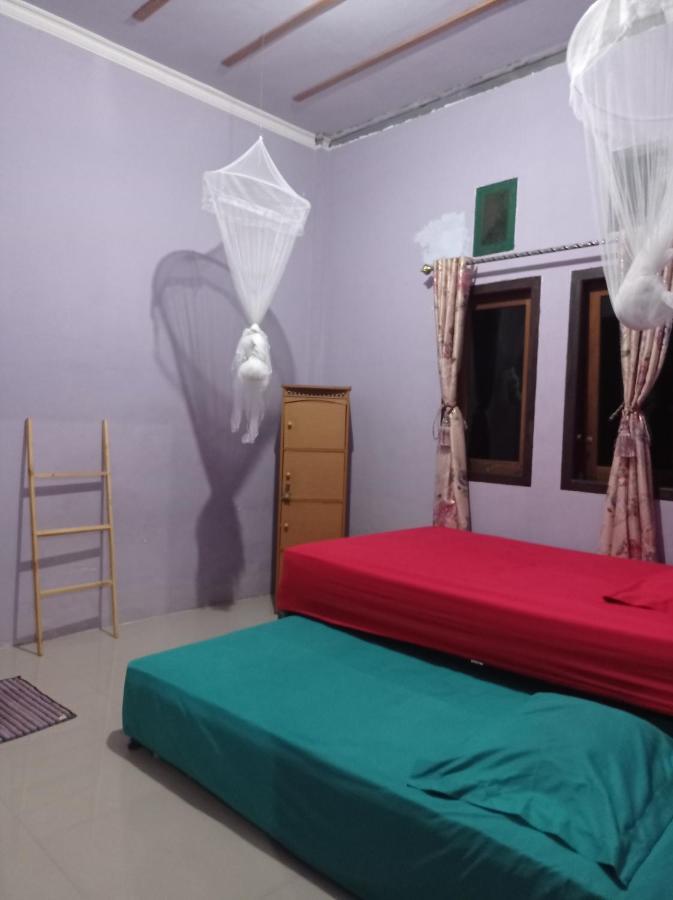 Kurnia Homestay Тернате Екстер'єр фото