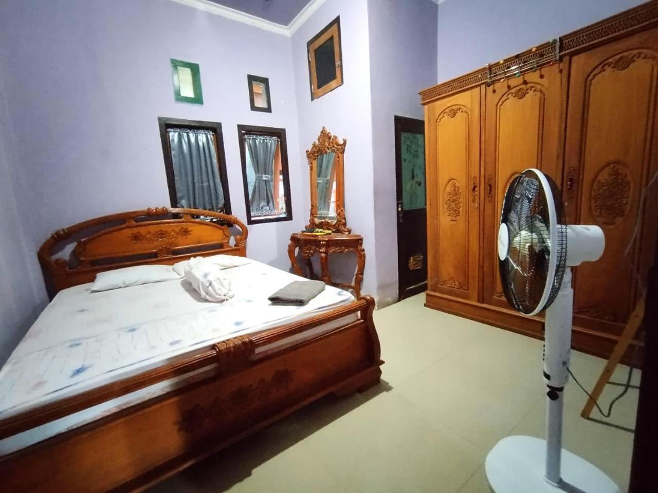 Kurnia Homestay Тернате Екстер'єр фото