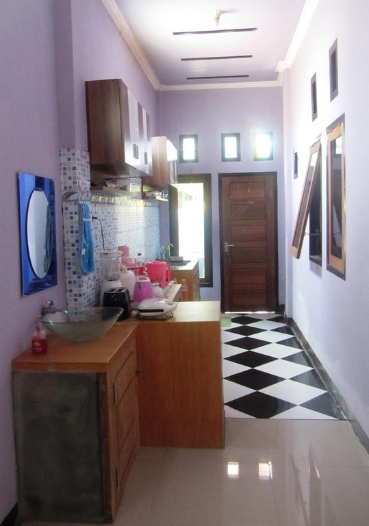 Kurnia Homestay Тернате Екстер'єр фото