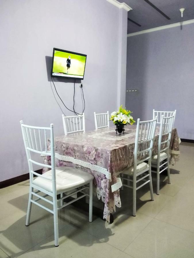 Kurnia Homestay Тернате Екстер'єр фото