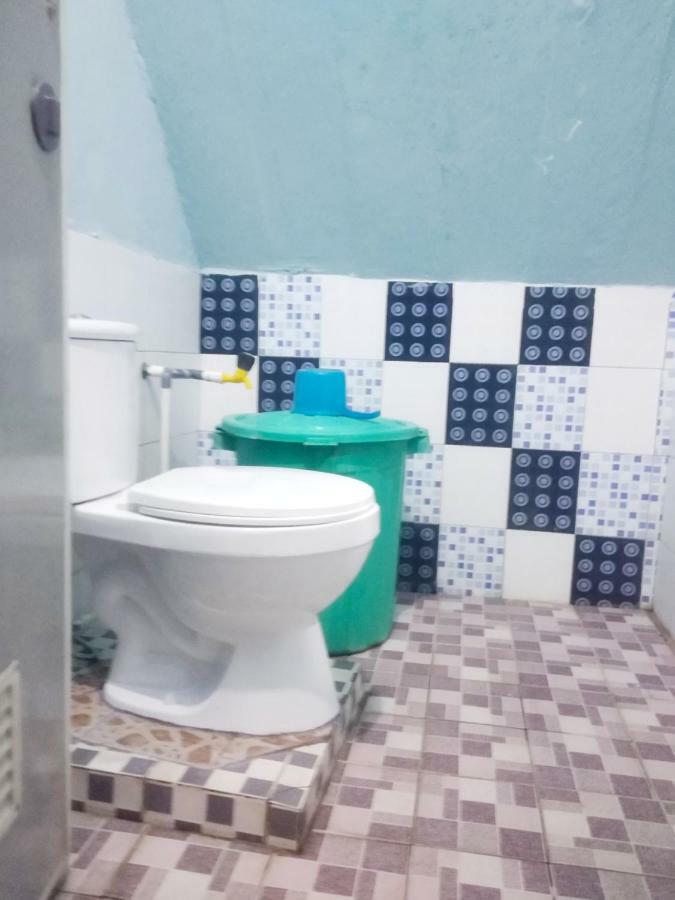 Kurnia Homestay Тернате Екстер'єр фото